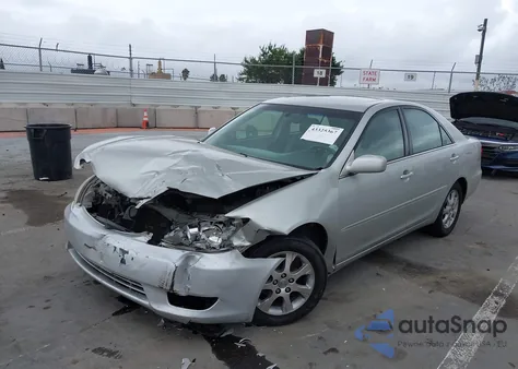 2005 Toyota Camry Xle z USA, uszkodzony, nr VIN 4T1BE30K55U401715